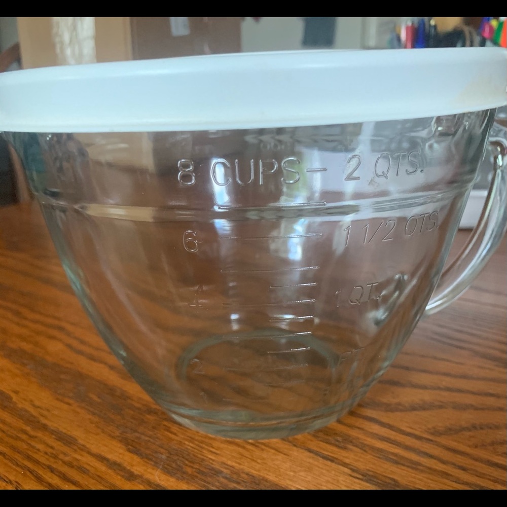 Pampered Chef 8 Cup Measuring Bowl with Lid